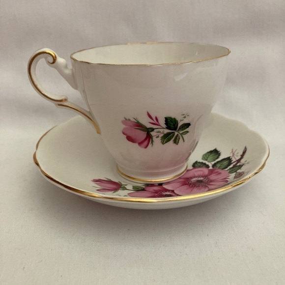 Vintage tea cup and saucer. Roses Regency shabby chic - Picture 2 of 5